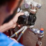 Fontanería Hermanos Izura. Reparando fuga tubería